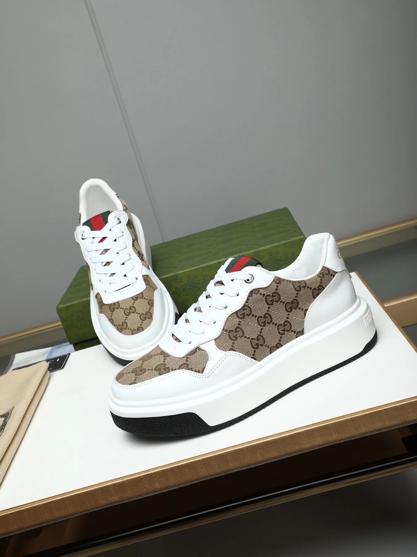 Men's shoes 💰480 New men's shoes GUCCI Fashion trend Made of first-layer calfskin ➕ washed sheep lining! The foot feels super comfortable and the workmanship is impeccable. Foam ultra-light outsole, size: 38-44 (45 customized) 4 colors to choose from!